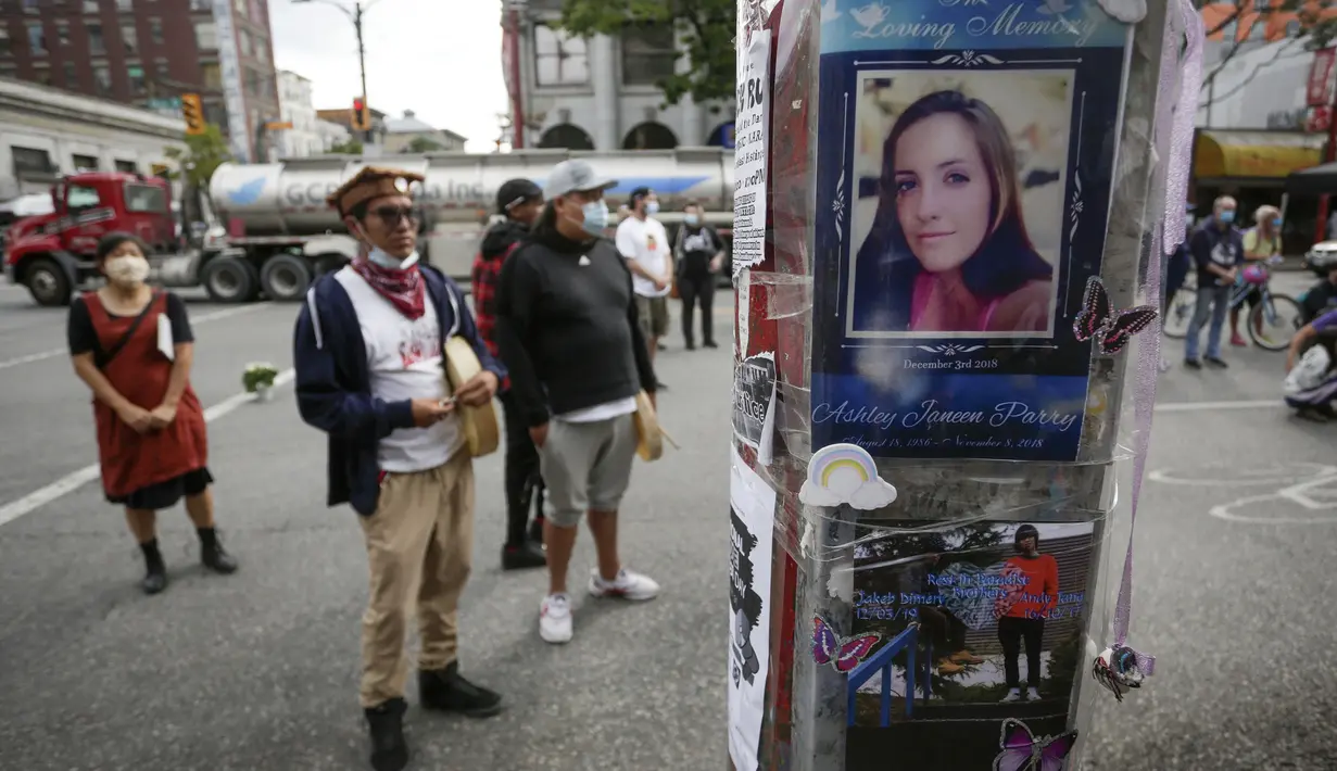 Sejumlah foto korban overdosis terlihat di sebuah tiang lampu dalam peringatan pada Hari Kesadaran Overdosis Internasional di Vancouver,  Kanada (31/8/2020). Acara global ini diadakan setiap 31 Agustus. (Xinhua/Liang Sen)