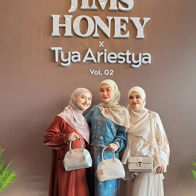 6 Potret Artis di Launching Produk Kolaborasi Tya Ariestya