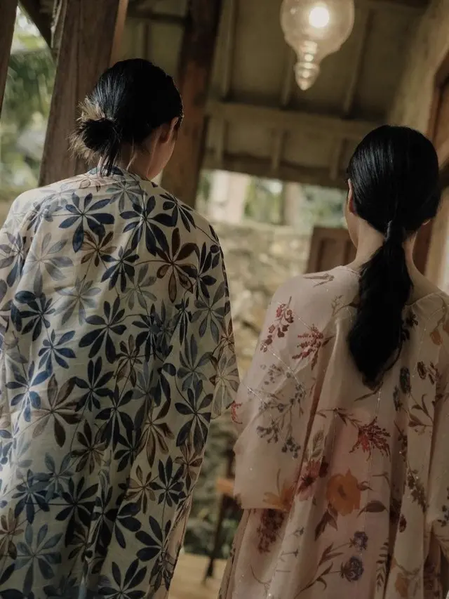 Pengalaman offline dan online yang berbeda