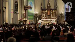 Suasana misa malam Natal di Gereja Katedral, Jakarta, Selasa (24/12/2019). Perayaan Natal tahun ini bertema 'Hiduplah sebagai Sahabat bagi Semua Orang'. (Liputan6.com/Faizal Fanani)