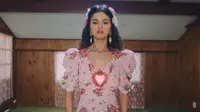 Selena Gomez tampil dalam balutan gaun floral dalam video klip teranyarnya yang mengusung tajuk De Una Vez. (Tangkapan Layar YouTube Selena Gomez)