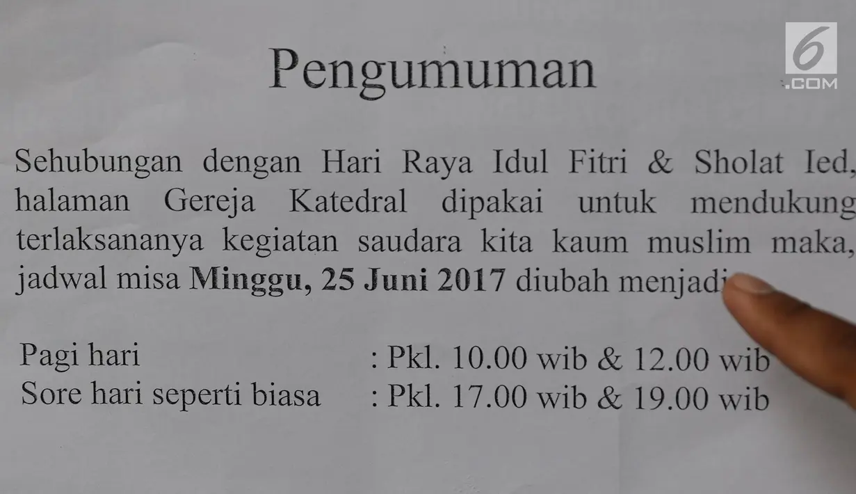 Pengumuman perubahan jadwal misa terpampang di Gereja Katedral Jakarta, Jumat (23/6). Hal itu dilakukan sebagai bentuk toleransi untuk umat muslim yang akan mengikuti Salat Id di Masjid Istiqlal. (Liputan6.com/ Immanuel Antonius)  