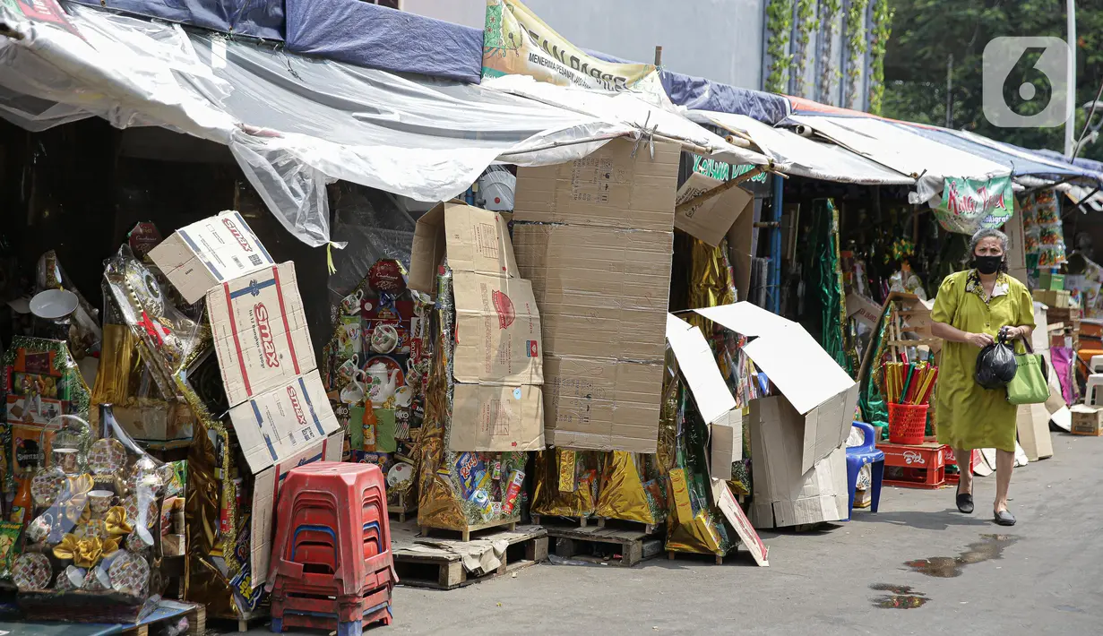 Suasana pedanga parcel di Kawasan CIkini, Jakarta, Selasa (27/4/2021). Permintaan parcel menjelang Idul Fitri 1442 Hijriah mulai meningkat dengan harga bervariasi Rp300 ribu hingga Rp 3 juta per unit tergantung isi parcel, ukuran, dan model. (Liputan6.com/Faizal Fanani)