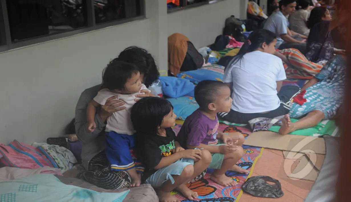 RS Hermina menjadi salah satu titik pengungsian di Jatinegara. Dari keterangan yang Liputan6.com dapat ada sekitar 98 jiwa yang singgah di sini, Jakarta, Selasa (10/2/2015). (Liputan6.com/Herman Zakharia)