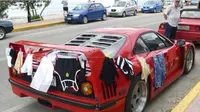 Ferrari F40 ini dipasangi tali gantungan yang disematkan antara spoiler belakang dan kaca spion untuk menjemur pakaian.