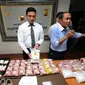 Direktur Resnarkoba Polda Metro Jaya, Kombes Pol Eko Daniyanto (kanan) memberikan sejumlah keterangan terkait pengungkapan kasus narkoba sejak September hingga Oktober 2014 di Mapolda Metro Jaya, Kamis (13/11/2014). (Liputan6.com/Helmi Fithriansyah)