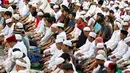 Ribuan massa ormas Islam usai salat didepan Balai Kota Jakarta, Jumat (14/10). Mereka menuntut agar Gubernur DKI Basuki Tjahaja Purnama ditindak terkait ucapannya yang dianggap melecehkan agama. (Liputan6.com/Immanuel Antonius)