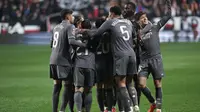 Pemain Real Madrid merayakan gol yang dicetak Rodrygo dalam pertandingan melawan Rayo Vallecano di Vallecas Stadium, Minggu (15/12/2024) dini hari WIB. Los Blancos hanya meraih satu poin setelah bermain imbang 3-3 dalam laga tersebut. (Pierre-Philippe MARCOU / AFP)
