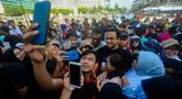 Bakal Calon Gubernur (Bacagub) DKI Jakarta, Anies Baswedan dikerumuni warga saat berolahraga di kawasan Bundaran Hotel Indonesia (HI), Jakarta, Minggu (4/8/2024). (merdeka.com/Arie Basuki)