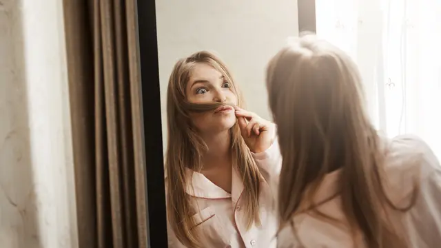 Wanita sedang bercermin