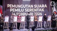 Ketua Komisi Pemilihan Umum Republik Indonesia (KPU RI) Ilham Saputra bersama jajaran komisioner mencoblos surat suara sebagai telah diluncurkan Hari Pemungutan Suara Pemilu Serentak Tahun 2024 di Gedung KPU, Jakarta, Senin (14/2/2022). (Liputan6.com/Faizal Fanani)
