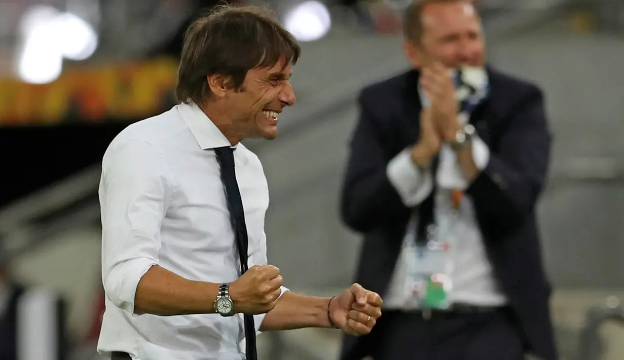Pelatih Inter Milan Antonio Conte merayakan kemenangan timnya atas Shakhtar Donetsk pada pertandingan semifinal Liga Europa di Merkur Spiel Arena, Dusseldorf, Senin (17/8/2020). Bungkam Shakhtar Donetsk 5-0, Inter tantang Sevilla di final Liga Europa musim 2019/20. (Lars Baron/Pool Photo via AP)