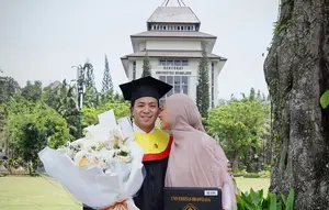 Suami Poppy Bunga Lulus S3, Raih Gelar Doktor dari Universitas Brawijaya