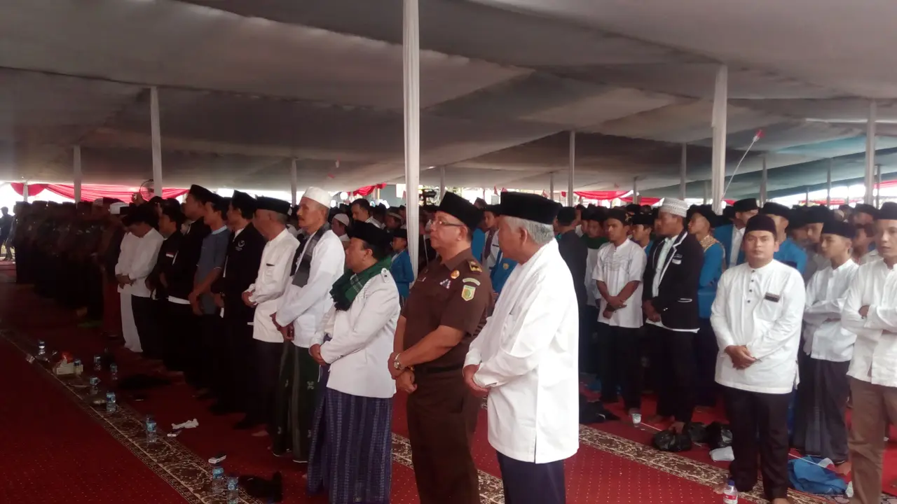 Ribuan anggota jemaah Nahdliyin dalam kegiatan istigotsah di polres Garut