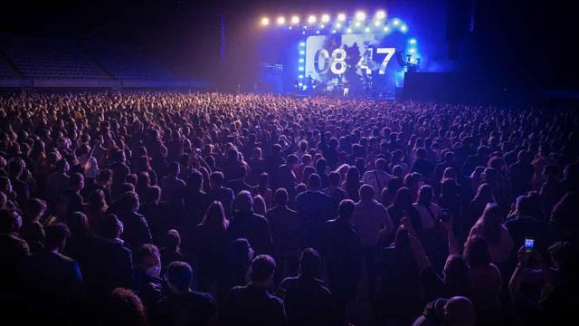 Konser musik di Barcelona yang digelar pada Sabtu (27/3) merupakan acara komersial besar pertama yang diadakan selama pandemi COVID-19.