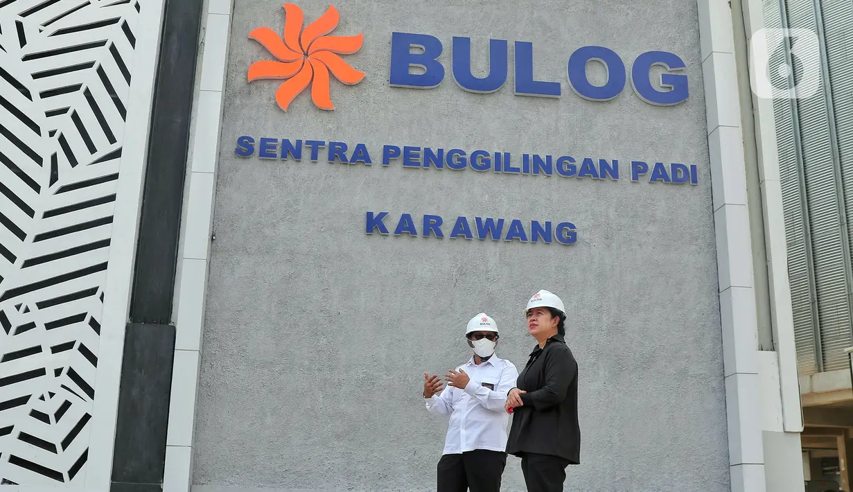 Ketua DPR RI Puan Maharani (kanan) bersama Direktur Utama Perum Badan Urusan Logistik (Bulog) Budi Waseso meninjau proses unit Modern Rice Miling Plant (MRMP) di Karawang, Jawa Barat, Rabu (21/9/2022). Kunjungan kerja tersebut guna membantu petani dalam negeri melalui infrastruktur penggunaan teknologi modern proses pengolahan beras untuk mewujudkan ketahanan pangan nasional. (Liputan6.com/Angga Yuniar)