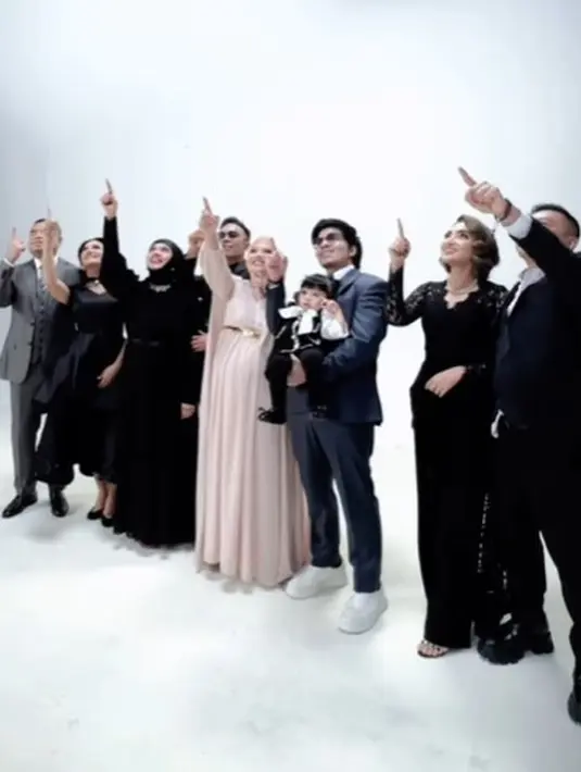 <p>Atta Halilintar dan Aurel bersama keluarga [Instagram/attahalilintar]</p>