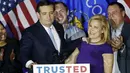 Calon presiden AS, Ted Cruz bersama istrinya Heidi saat melakukan kampanye  di Milwaukee , Wisconsin , Amerika Serikat , 5 April 2016. Cruz adalah anggota dari Partai Republik. (REUTERS / Jim Young)