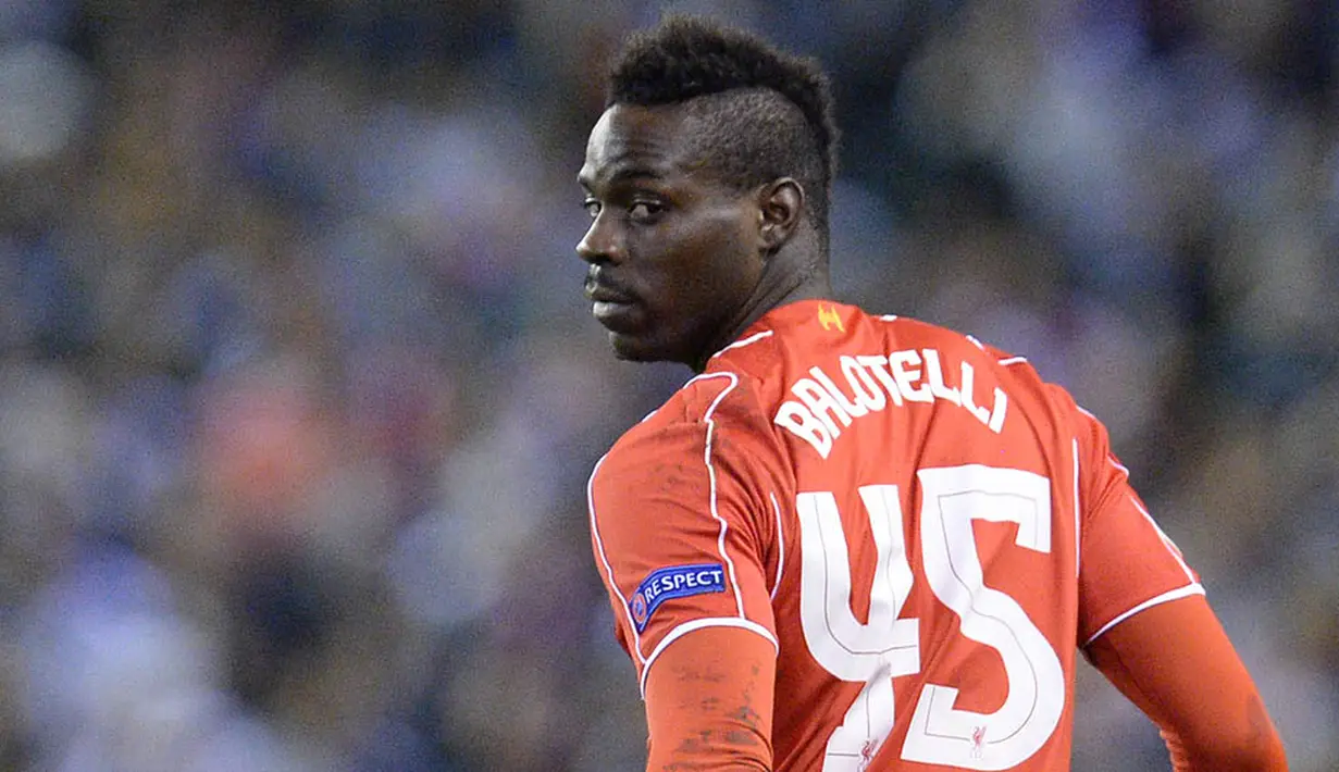 5. Mario Balotelli, striker asal Italia ini memang kerap tampil  eksentrik, gaya rambut mohawk menjadi pilihan pemain AC Milan tersebut. (AFP/Oli Scarff)