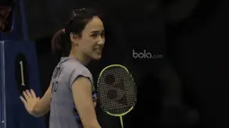 Tunggal putri Thailand, Nitchaon Jindapol, tersenyum saat laga melawan tunggal putri Jepang, Sayaka Sato. Wanita cantik ini sempat membuat kejutan dengan mengalahkan peringkat satu dunia Tai Tzu Ying di babak perempa final. (Bola.com/M Iqbal Ichsan)