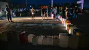 Beberapa SPBU bahkan terpaksa menutup operasional karena tidak memiliki jenis BBM yang memadai untuk dijual kepada masyarakat. Tampak dalam foto, warga terdampak banjir mengantre untuk mendapatkan bahan bakar di sebuah Stasiun Pengisian Bahan Bakar Umum (SPBU) di Samahani, Provinsi Aceh, pada 2 Desember 2025. (CHAIDEER MAHYUDDIN/AFP)
