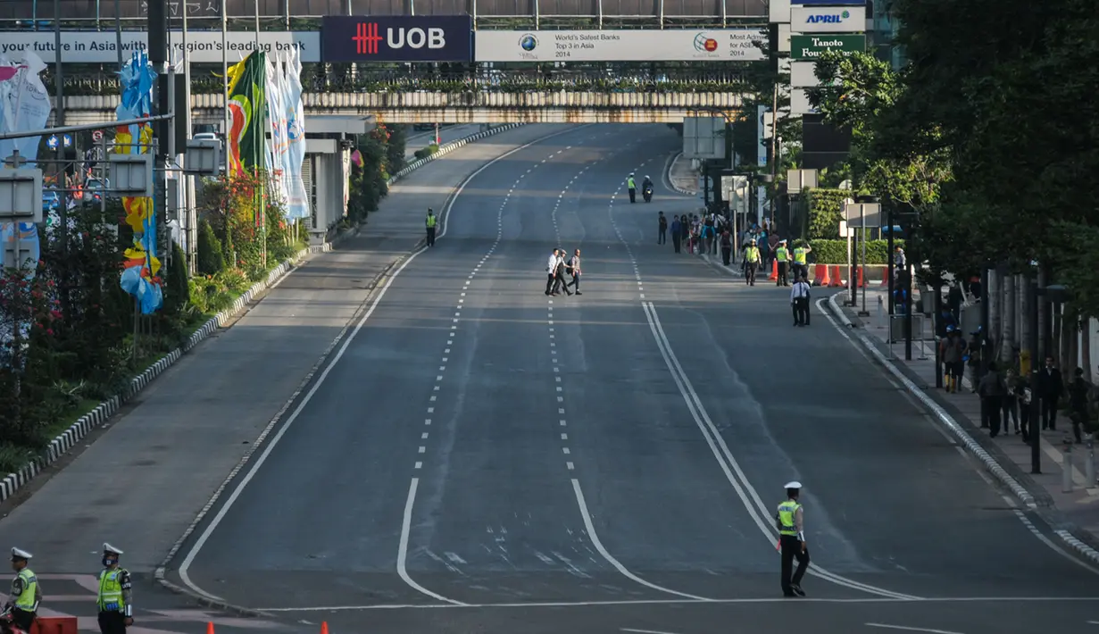 Suasana jalan Jend Sudirman saat pengalihan arus lalu lintas terkait pertemuan para Kepala Negara pada KAA ke-60 di JCC, Rabu (22/4/2015). Pengalihan arus dilakukan pada 06.30-09.30 WIB, 17.00-18.30 WIB dan 19.00-22.00 WIB. (Liputan6.com/Faizal Fanani)
