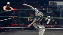 Pebalap Mercedes GP, Lewis Hamilton, beraksi bersama pegulat Meksiko di Coliseo Arena, Mexico City, (28/10/2015). (Reuters/Henry Romero)