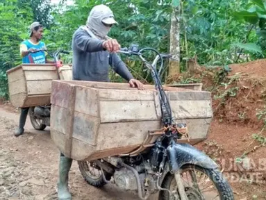 Motor bebek yang dimodifikasi untuk mengangkut barang di desa-desa. Setangnya sangat tinggi ya. (Source: sukabumiupdate.com)
