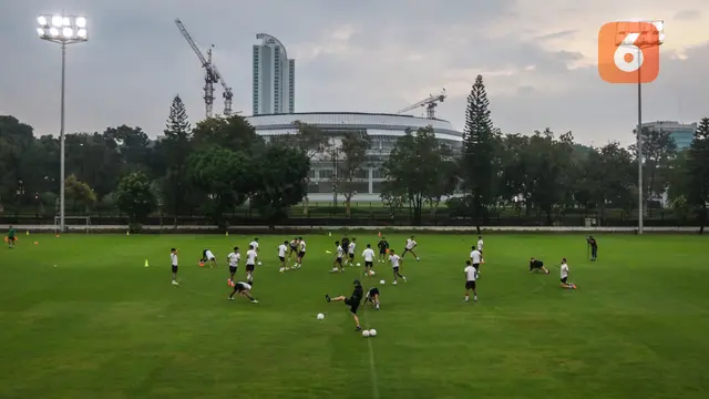 Foto: Timnas Indonesia Kena Kecoh Hujan saat Latihan Jelang Hadapi Vietnam di Piala AFF 2022, Sudah Balik tapi Ditelpon Kembali ke Lapangan