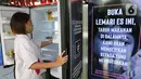 Warga menyimpan makanan di lemari es di Halte Dukuh Atas, Jakarta, Rabu (05/5/2021). PT Sharp Electronics Indonesia meluncurkan program CSR bertajuk Sharp Bersedekah dengan menempatkan lemari es di area publik seperti lobi perkantoran, halte bus hingga pusat perbelanjaan.(Liputan6.com/Fery Pradolo)