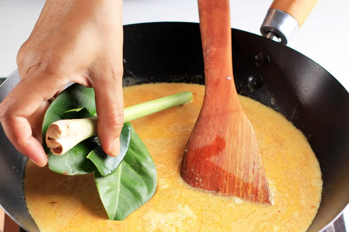 memasukkan bumbu daun salam dan serai