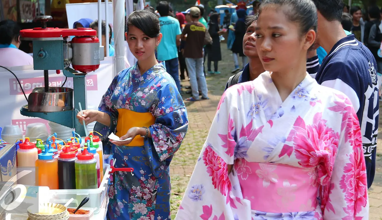 Sejumlah pengunjung menggunakan kimono pakaian budaya Jepang saat Jak-Japan Matsuri 2016 di Senayan, Jakarta, Sabtu (3/9). Festival tersebut sekaligus untuk memperingati 60 tahun hubungan diplomatik Indonesia-Jepang. (Liputan6.com/Angga Yuniar)