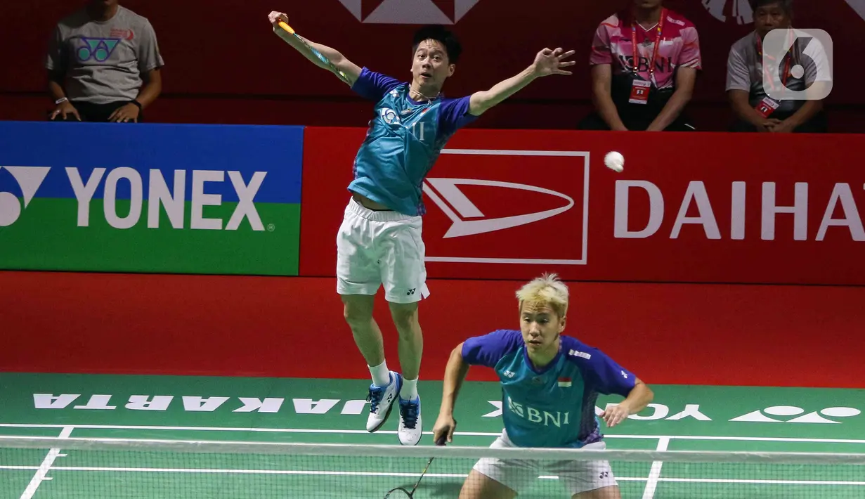 <p>Pebulu tangkis ganda putra Indonesia Marcus Fernaldi Gideon/Kevin Sanjaya Sukamuljo saat bertanding melawan ganda putra Korea Selatan Kang Min Hyuk/Seo Seung Jae pada babak 32 besar Daihatsu Indonesia Masters 2023 di Istora Senayan, Jakarta, Selasa (24/1/2023). Marcus Fernaldi Gideon/Kevin Sanjaya Sukamuljo berhasil lolos ke babak 16 besar Daihatsu Indonesia Masters 2023 usai mengalahkan Kang Min Hyuk/Seo Seung Jae skor skor 21-17 dan 21-12. (Liputan6.com/Herman Zakharia)</p>