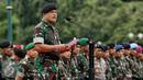 Panglima TNI Jenderal Gatot Nurmantyo berpidato saat memimpin Apel Gelar Pasukan Pengamanan KTT OKI ke-5 di Silang Monas, Jakarta, Selasa (1/3). Sebanyak 10.150 ribu pasukan TNI dikerahkan pada Apel tersebut. (Liputan6.com/Faizal Fanani)