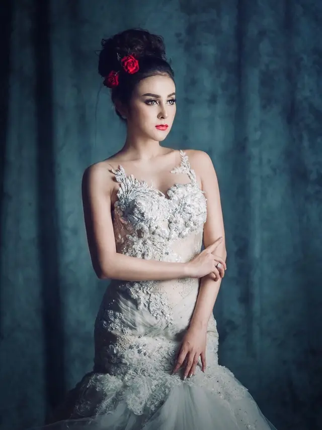 6 Potret Vicy Melanie Pakai Gaun Pengantin, Dikabarkan Segera Nikah dengan Kevin Aprilio