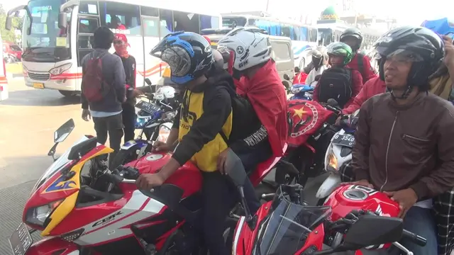 Tidak sedikit buruh yang datang dengan sepeda motor mewah berkapasitas besar 250 cc. (Liputan6.com/Moch Harun Syah)