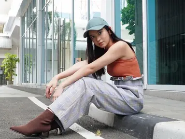 Penampilan casual Lyodra Ginting di berbagai kesempatan berhasil curi perhatian netizen. Menggunakan celana motif senada dengan topi serta tanktop, gaya Lyodra ini terlihat memesona. (Liputan6.com/IG/@lyodraofficial)