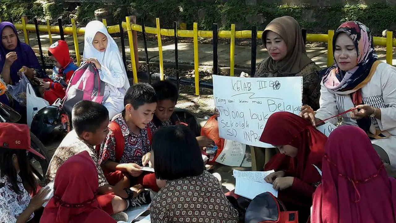 Utang Pemerintah Paksa Ratusan Siswa SD Belajar di Pinggir Jalan