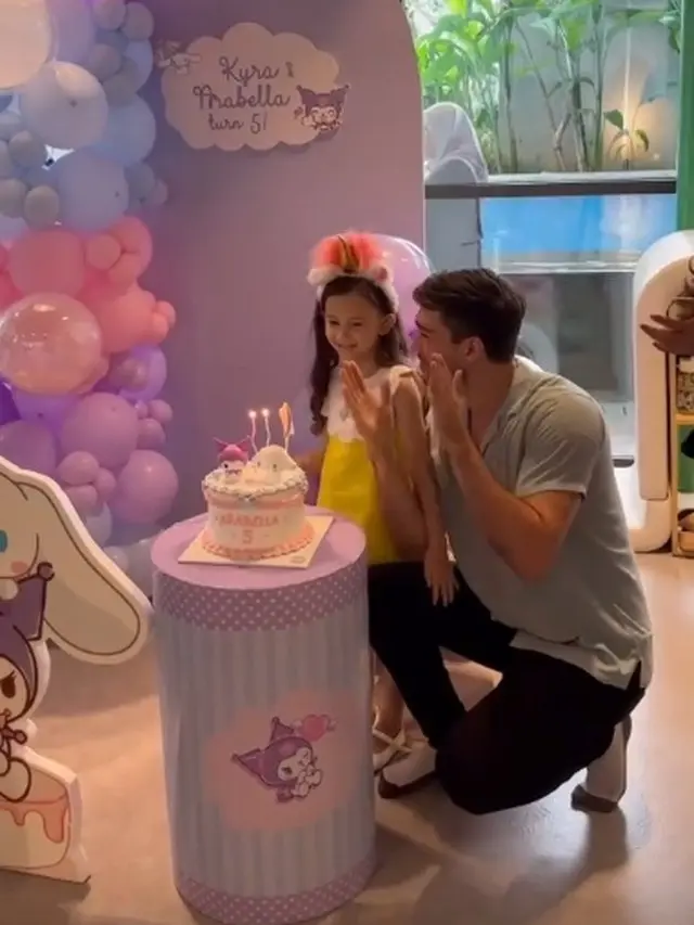 Tampil Bersama, Ini 7 Potret Aura Kasih dan Eryck Amaral di Ulang Tahun Anak