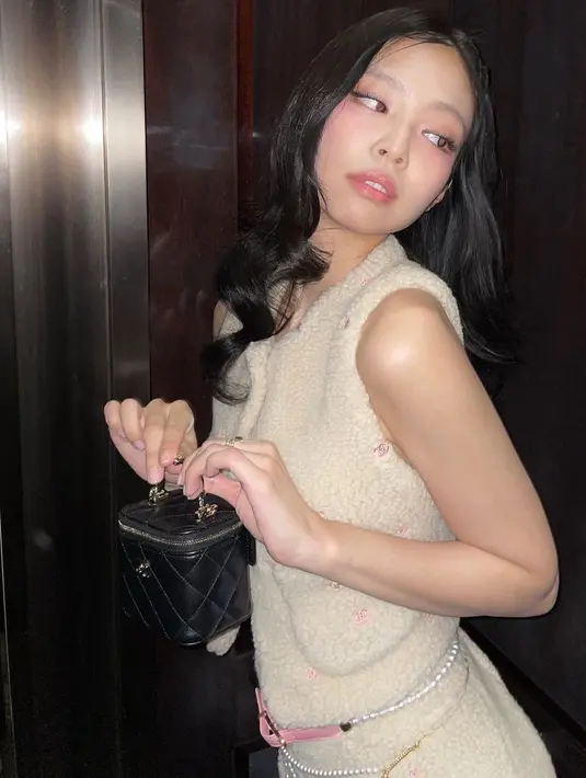 Penampilan Jennie sebagai Human Chanel semakin lengkap dengan tas vanity case mini berlapis [@jennierubyjane]