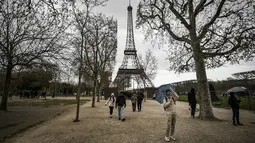 "Eiffela", replika Menara Paris yang terkenal dibuat oleh Philippe Maindron dan dipamerkan hingga 10 April 2023. (Photo by STEPHANE DE SAKUTIN / AFP)