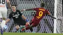 Pemain Roma Tammy Abraham mencetak gol ke gawang Atalanta pada pertandingan sepak bola Liga Italia di Olympic Stadium, Roma, Italia, 5 Maret 2022. Roma menang 1-0. (AP Photo/Andrew Medichini)