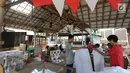 Suasana saat para perajin membuat batik cap dan tulis khas Betawi di rumah produksi Keluarga Batik Betawi, Setu Babakan, Jakarta Selatan, Minggu (10/3). Batik Betawi ini dijual seharga Rp 135  ribu hingga Rp 800 ribu per helai. (merdeka.com/Arie Basuki)
