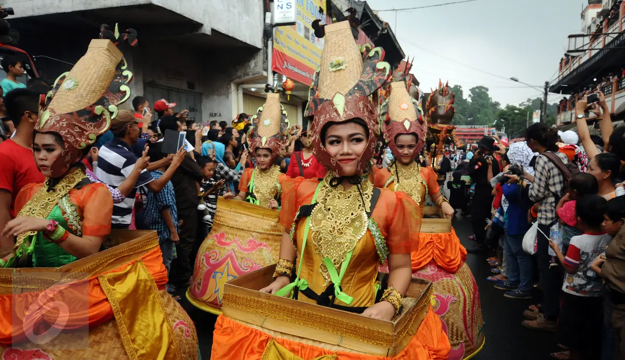 Peserta parade Pesta Rakyat Bogor melintas di Jalan Surya Kencana, Bogor, Senin (22/2/2016). Pesta Rakyat Bogor 2016 bersamaan dengan perayaan Cap Go Meh di Kota Bogor. (Liputan6.com/Helmi Fithriansyah)
