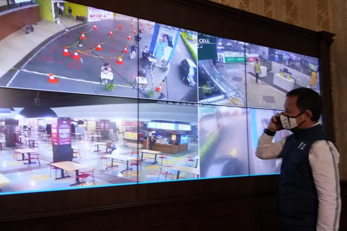 Wali Kota Bogor Bima Arya memantau operasional mal yang telah beroperasi melalui CCTV. (Liputan6.com/Achmad Sudarno)