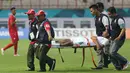 Pesepak bola Arab Saudi, Alamri Abdulelah Ali ditandu keluar lapangan oleh tim medis saat babak penyisihan Grup F Asian Games 2018 di Stadion Wibawa Mukti, Cikarang, Jawa Barat, Rabu (15/8). (INASGOC/Djuli Pamungkas/18)