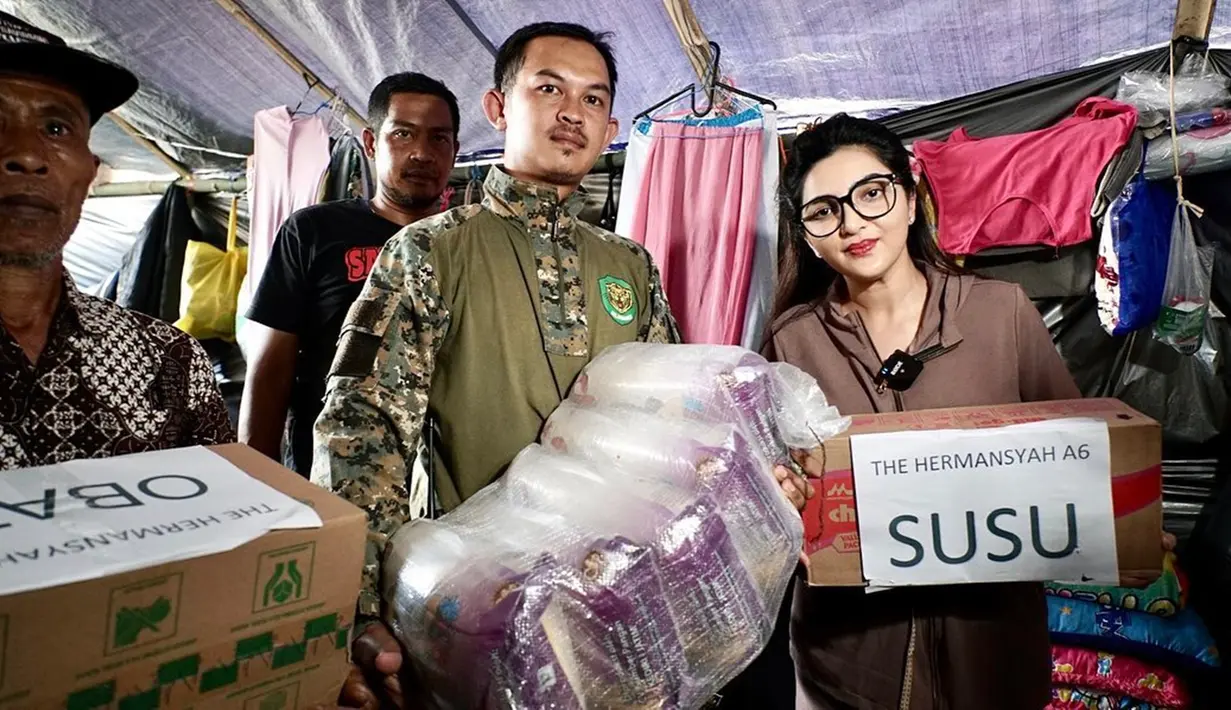 Ia mewakili keluarga The Hermansyah juga turut memberikan bantuan kepada masyarakat terdampak gempa Cianjur. Tak tanggung-tanggung, keluarga Anang Hermansyah dan Ashanty ini memberikan bantuan sebanyak satu truk. (Liputan6.com/IG/@ashanty_ash)