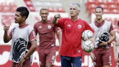 Pelatih Persija Jakarta, Ivan Kolev, saat sesi latihan jelang laga Piala AFC di SUGBK, Jakarta, Senin (22/4). Persija akan berhadapan dengan Ceres-Negros. (Bola.com/M Iqbal Ichsan)