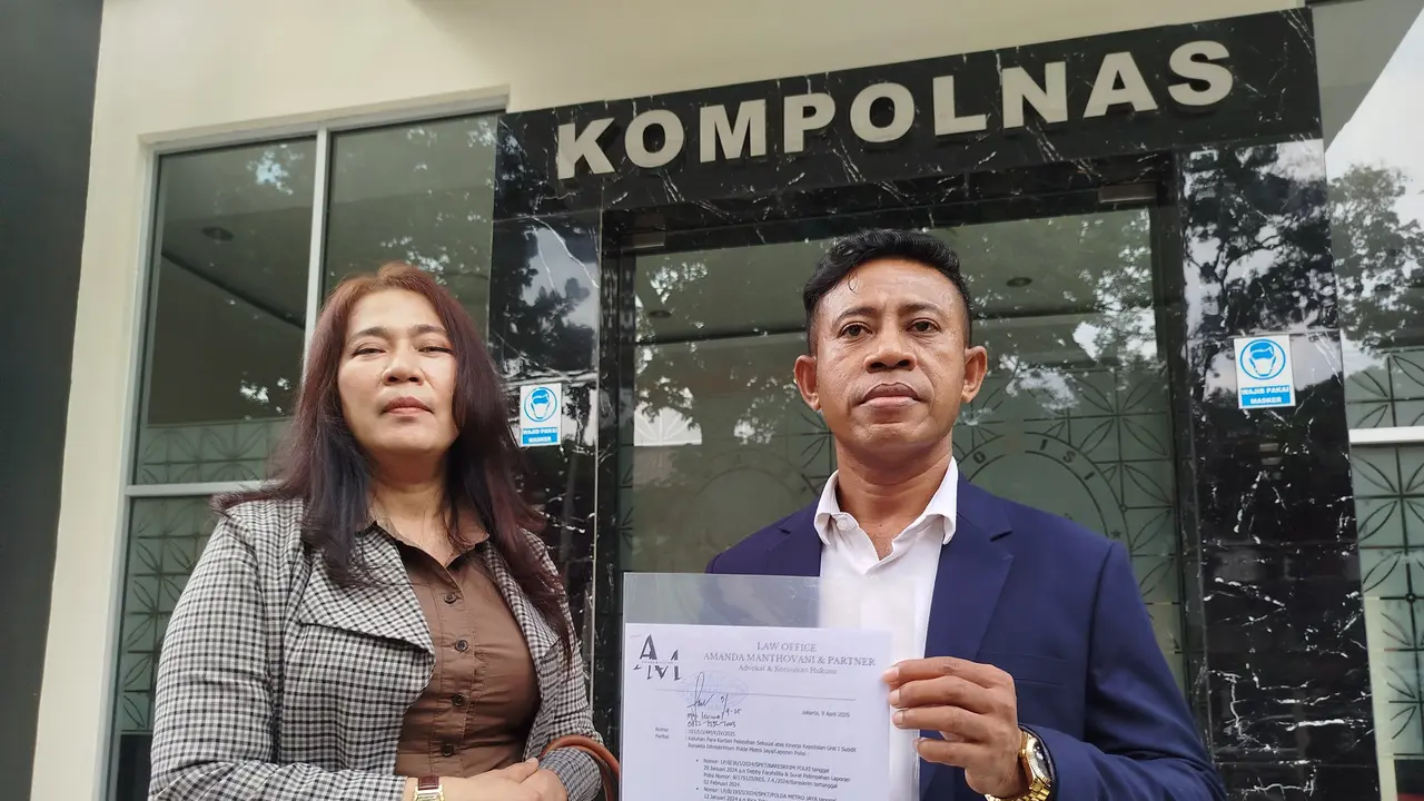 Amanda Manthovani dan Yansen Ohoirat, kuasa hukum dari dua korban pelecehan yang diduga dilakukan mantan Rektor Universitas Pancasila, mengadu ke Kompolnas dan Bidang Propam Polda Metro Jaya pada Selasa (8/4/2025). (Liputan6.com/Ady Anugrahadi)