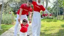 Ada juga keluarga Ria Ricis dan Teuku Ryan yang memadukan kaus merah dengan bawahan putih. [Instagram/riaricis1795]